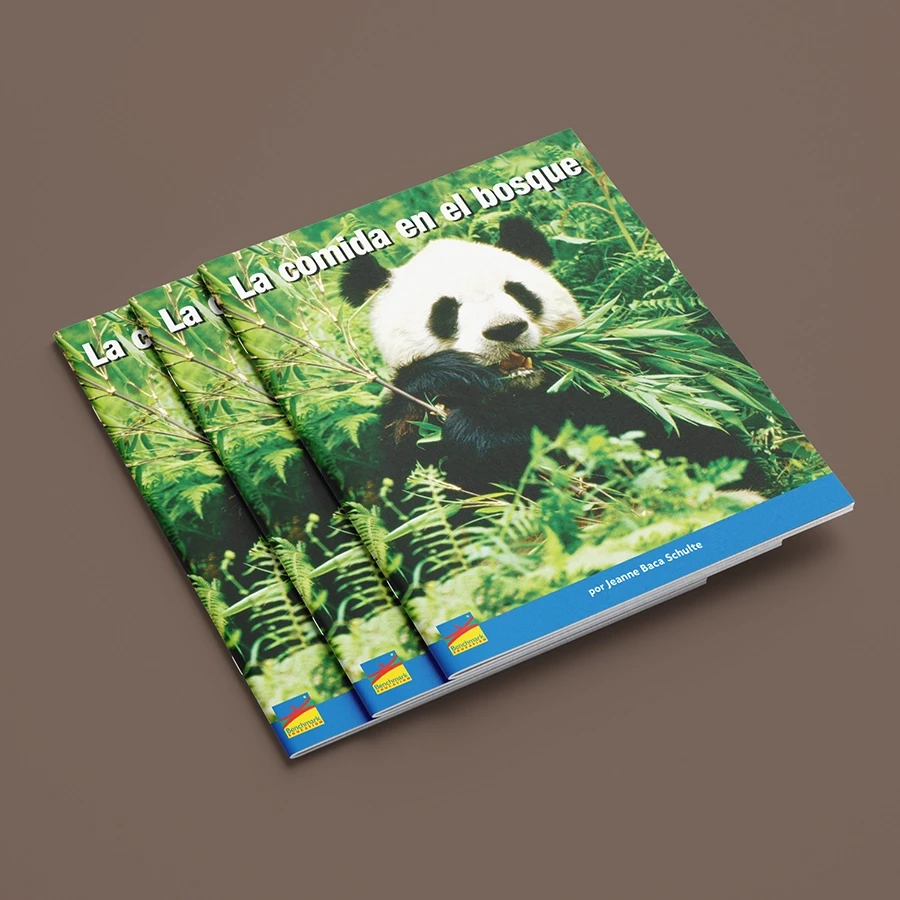 Libros de lectura de Benchmark con un panda en la cubierta de La comida en el bosque