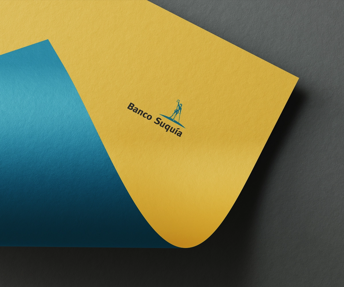 Marca Banco Suquía aplicada en papelería institucional