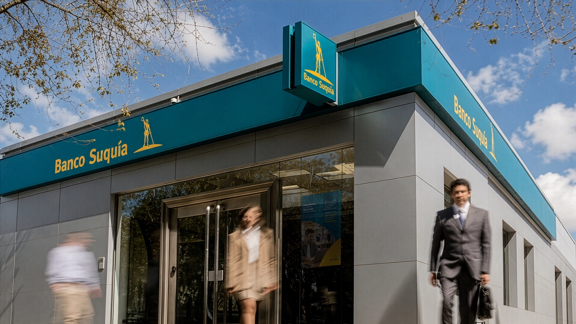 Sistema de identidad de Banco Suquía aplicado en una sucursal