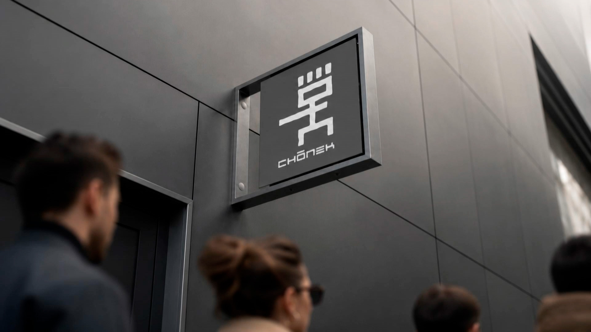 Identidad visual de Chónek aplicada en fachada